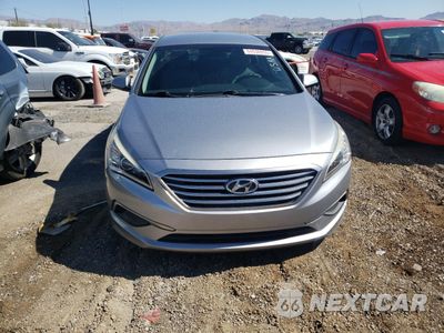 Piąte zdjęcie samochodu w środku: 2017 HYUNDAI SONATA SE VIN:5NPE24AF0HH475057 - miniatura