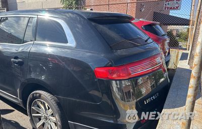 Czwarte zdjęcie samochodu z boku: 2018 LINCOLN MKT VIN:2LMHJ5NKXJBL02404 - miniatura
