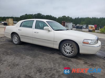 Czwarte zdjęcie samochodu z boku: 2007 LINCOLN TOWN CAR SIGNATURE VIN:1LNHM81W97Y600466 - miniatura