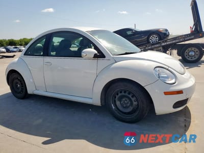 Czwarte zdjęcie samochodu z boku: 2010 VOLKSWAGEN NEW BEETLE VIN:3VWPG3AGXAM010554 - miniatura