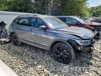 Czwarte zdjęcie samochodu z boku: 2023 VOLKSWAGEN TIGUAN SE R-LINE BLACK VIN:3VV8B7AX3PM070991 - miniatura