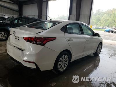 Trzecie zdjęcie samochodu z tyłu: 2018 HYUNDAI ACCENT SE VIN:3KPC24A35JE020826 - miniatura