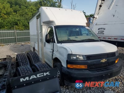 Czwarte zdjęcie samochodu z boku: 2023 CHEVROLET EXPRESS G3500 VIN:1GB0GSF76P1236558 - miniatura