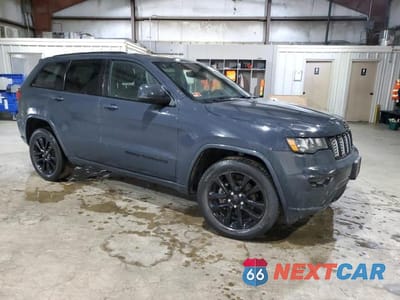 Czwarte zdjęcie samochodu z boku: 2018 JEEP GRAND CHEROKEE LAREDO VIN:1C4RJFAG2JC244302 - miniatura