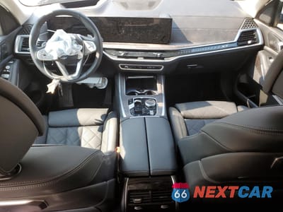 Zdjęcie 8 z 15 samochodu: 2025 BMW X7 XDRIVE40I VIN:5UX23EM04S9Z36515 - miniatura