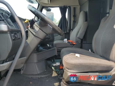 Piąte zdjęcie samochodu w środku: 2024 VOLVO VN VNL VIN:4V4NC9EH7RN634992 - miniatura