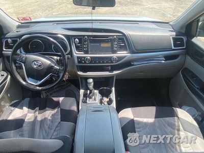 Zdjęcie 9 z 10 samochodu: 2018 TOYOTA HIGHLANDER LE VIN:5TDBZRFH4JS499433 - miniatura