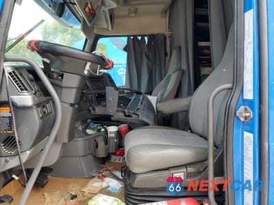 Piąte zdjęcie samochodu w środku: 2020 VOLVO VN VNL VIN:4V4NC9EH4LN225856 - miniatura
