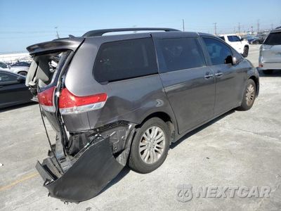 Trzecie zdjęcie samochodu z tyłu: 2013 TOYOTA SIENNA XLE 8-PASSENGER VIN:5TDYK3DC9DS403707 - miniatura