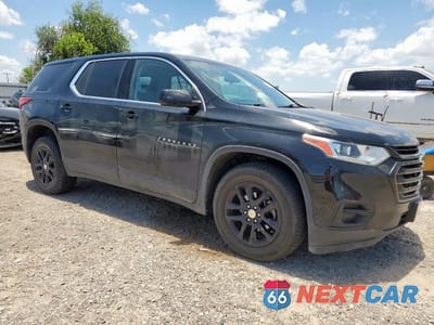 Czwarte zdjęcie samochodu z boku: 2018 CHEVROLET TRAVERSE LS VIN:1GNEVLKW1JJ152558 - miniatura