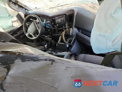 Zdjęcie 8 z 14 samochodu: 2012 NISSAN NV 3500 S VIN:5BZAF0AA1CN200564 - miniatura