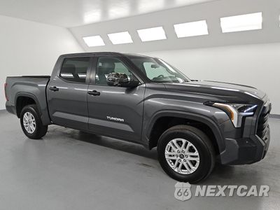 Czwarte zdjęcie samochodu z boku: 2024 TOYOTA TUNDRA CREWMAX SR VIN:5TFLA5DB5RX141878 - miniatura