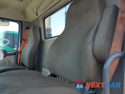 Piąte zdjęcie samochodu w środku: 2016 VOLVO VNL SEMI TRUCK VIN:4V4NC9EG3GN947316 - miniatura