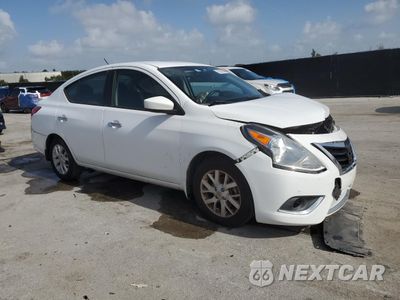 Czwarte zdjęcie samochodu z boku: 2018 NISSAN VERSA S VIN:3N1CN7AP8JL809837 - miniatura