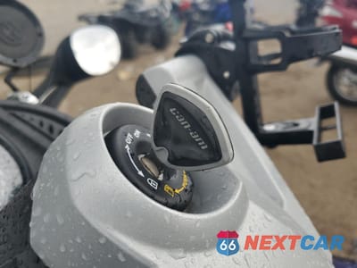 Zdjęcie 8 z 9 samochodu: 2010 CAN-AM SPYDER ROADSTER RS-S VIN:2BXJAMC17AV000136 - miniatura