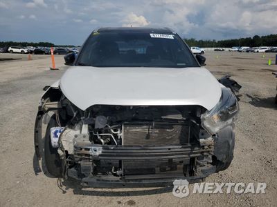 Piąte zdjęcie samochodu w środku: 2018 NISSAN KICKS S VIN:3N1CP5CU3JL506756 - miniatura