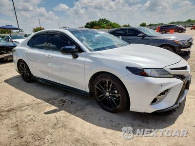 Czwarte zdjęcie samochodu z boku: 2018 TOYOTA CAMRY XSE VIN:4T1B61HK0JU152434 - miniatura