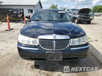 Piąte zdjęcie samochodu w środku: 2000 LINCOLN TOWN CAR SIGNATURE VIN:1LNHM82W1YY914712 - miniatura