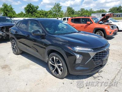 Czwarte zdjęcie samochodu z boku: 2025 CHEVROLET TRAX 1RS VIN:KL77LGEP9SC017138 - miniatura