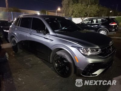 Czwarte zdjęcie samochodu z boku: 2023 VOLKSWAGEN TIGUAN SE R-LINE BLACK VIN:3VVCB7AX3PM133601 - miniatura