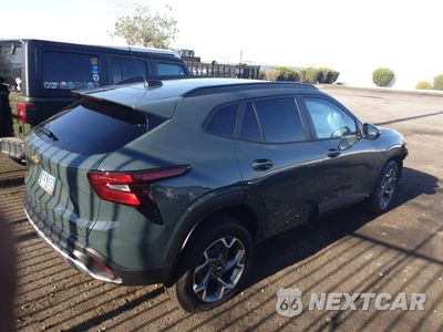 Trzecie zdjęcie samochodu z tyłu: 2025 CHEVROLET TRAX 1LT VIN:KL77LHEP7SC244186 - miniatura