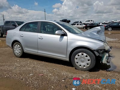 Czwarte zdjęcie samochodu z boku: 2005 VOLKSWAGEN NEW JETTA VALUE VIN:3VWPF71K55M613299 - miniatura