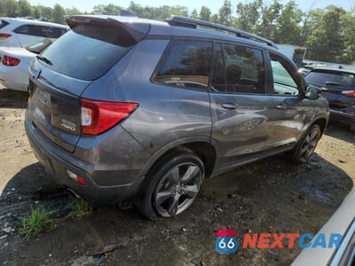 Trzecie zdjęcie samochodu z tyłu: 2021 HONDA PASSPORT TOURING VIN:5FNYF8H96MB021641 - miniatura