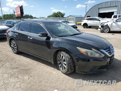 Czwarte zdjęcie samochodu z boku: 2017 NISSAN ALTIMA 2.5 VIN:1N4AL3AP7HC229901 - miniatura