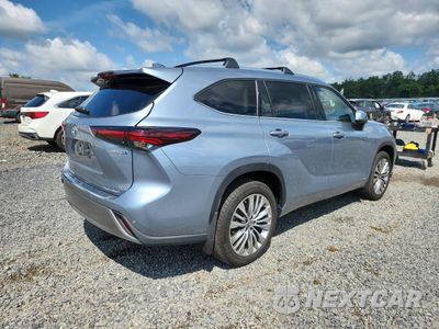 Trzecie zdjęcie samochodu z tyłu: 2024 TOYOTA HIGHLANDER HYBRID LIMITED VIN:5TDEBRCH1RS612837 - miniatura