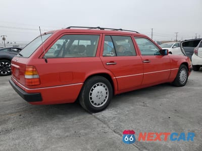 Trzecie zdjęcie samochodu z tyłu: 1992 MERCEDES-BENZ 300 TE VIN:WDBEA90E5NF207523 - miniatura