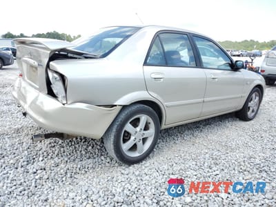 Trzecie zdjęcie samochodu z tyłu: 2002 MAZDA PROTEGE DX VIN:JM1BJ226720635058 - miniatura