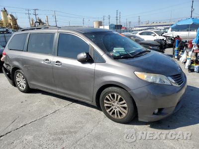 Czwarte zdjęcie samochodu z boku: 2013 TOYOTA SIENNA XLE VIN:5TDYK3DC9DS403707 - miniatura