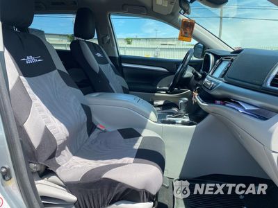 Piąte zdjęcie samochodu w środku: 2018 TOYOTA HIGHLANDER LE VIN:5TDBZRFH4JS499433 - miniatura