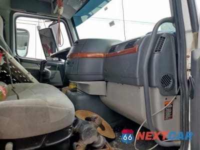 Piąte zdjęcie samochodu w środku: 2008 VOLVO VNM SEMI TRUCK VIN:4V4MC9GF28N487616 - miniatura