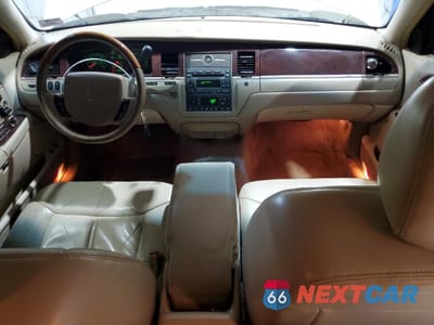 Zdjęcie 8 z 14 samochodu: 2008 LINCOLN TOWN CAR SIGNATURE LIMITED VIN:2LNHM82W48X649915 - miniatura