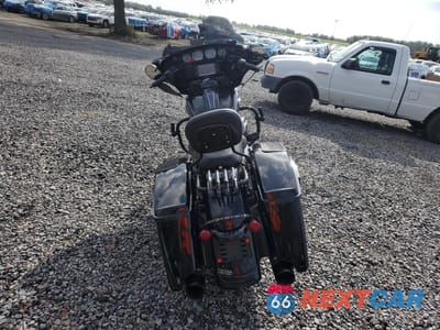 Czwarte zdjęcie samochodu z boku: 2018 HARLEY-DAVIDSON FLHXS STREET GLIDE SPECIAL VIN:1HD1KRC11JB682835 - miniatura