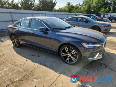 Czwarte zdjęcie samochodu z boku: 2022 VOLVO S60 B5 INSCRIPTION VIN:7JRL12TL0NG161640 - miniatura