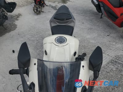 Piąte zdjęcie samochodu w środku: 2024 YAMAHA YZFR3 A VIN:MH3RH18Y2RK017868 - miniatura