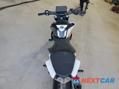 Zdjęcie 6 z 9 samochodu: 2016 KTM 390 DUKE VIN:MD2JGJ405GC286219 - miniatura