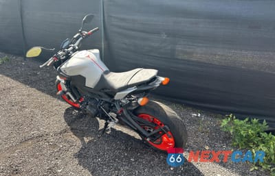 Trzecie zdjęcie samochodu z tyłu: 2019 YAMAHA MT09 VIN:JYARN53E0KA004605 - miniatura