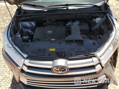 Zdjęcie 12 z 16 samochodu: 2017 TOYOTA HIGHLANDER SE VIN:5TDJZRFH6HS451678 - miniatura