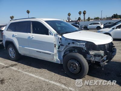 Czwarte zdjęcie samochodu z boku: 2020 JEEP GRAND CHEROKEE LAREDO VIN:1C4RJEAG7LC181579 - miniatura