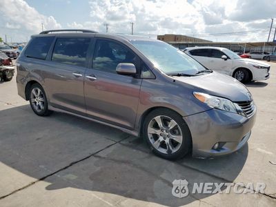 Czwarte zdjęcie samochodu z boku: 2014 TOYOTA SIENNA SPORT VIN:5TDXK3DC4ES419620 - miniatura