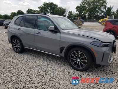 Czwarte zdjęcie samochodu z boku: 2025 BMW X5 XDRIVE40I VIN:5UX23EU09S9Z67906 - miniatura
