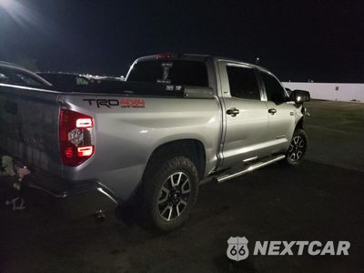 Trzecie zdjęcie samochodu z tyłu: 2018 TOYOTA TUNDRA CREWMAX SR5 VIN:5TFDY5F17JX776898 - miniatura
