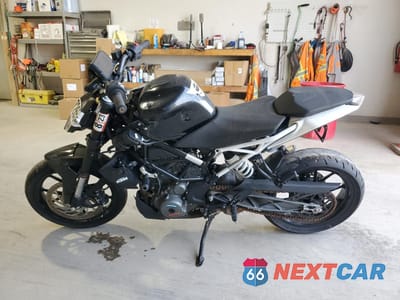 Trzecie zdjęcie samochodu z tyłu: 2016 KTM 390 DUKE VIN:MD2JGJ405GC286219 - miniatura