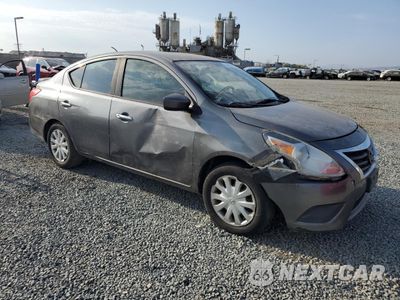Czwarte zdjęcie samochodu z boku: 2017 NISSAN VERSA S VIN:3N1CN7AP7HL837333 - miniatura