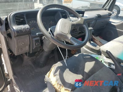 Zdjęcie 8 z 13 samochodu: 2003 ISUZU NPR HD 4X2 LOW TILT VIN:4KLC4B1R33J800333 - miniatura