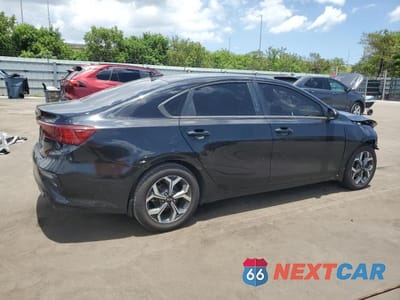 Trzecie zdjęcie samochodu z tyłu: 2021 KIA FORTE FE VIN:3KPF24AD9ME381275 - miniatura