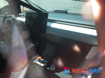 Zdjęcie 8 z 12 samochodu: 2024 TESLA CYBERTRUCK VIN:7G2CEHED9RA008292 - miniatura